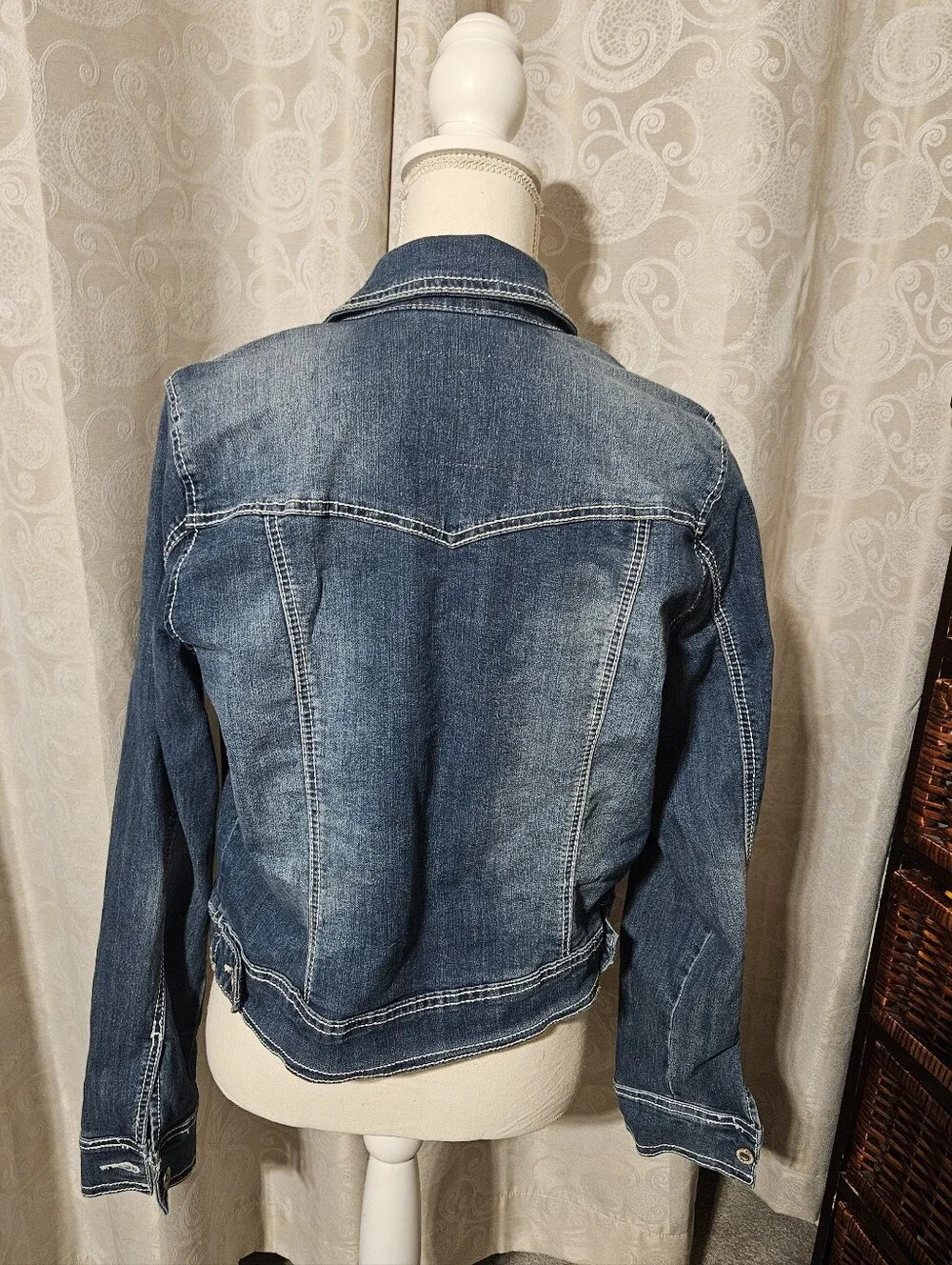 Maurices Medium Wash Denim Jacket in Blue Size 0 - Picture 2 of 9